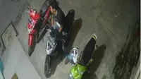 Rekaman CCTV Memperlihatkan Pelaku Curanmor Sedang Beraksi di Depan Klinik Dokter Gigi, Bekasi, Jawa Barat, Rabu (29/1/2020). (Foto: Liputan6.com/Bam Sinulingga).