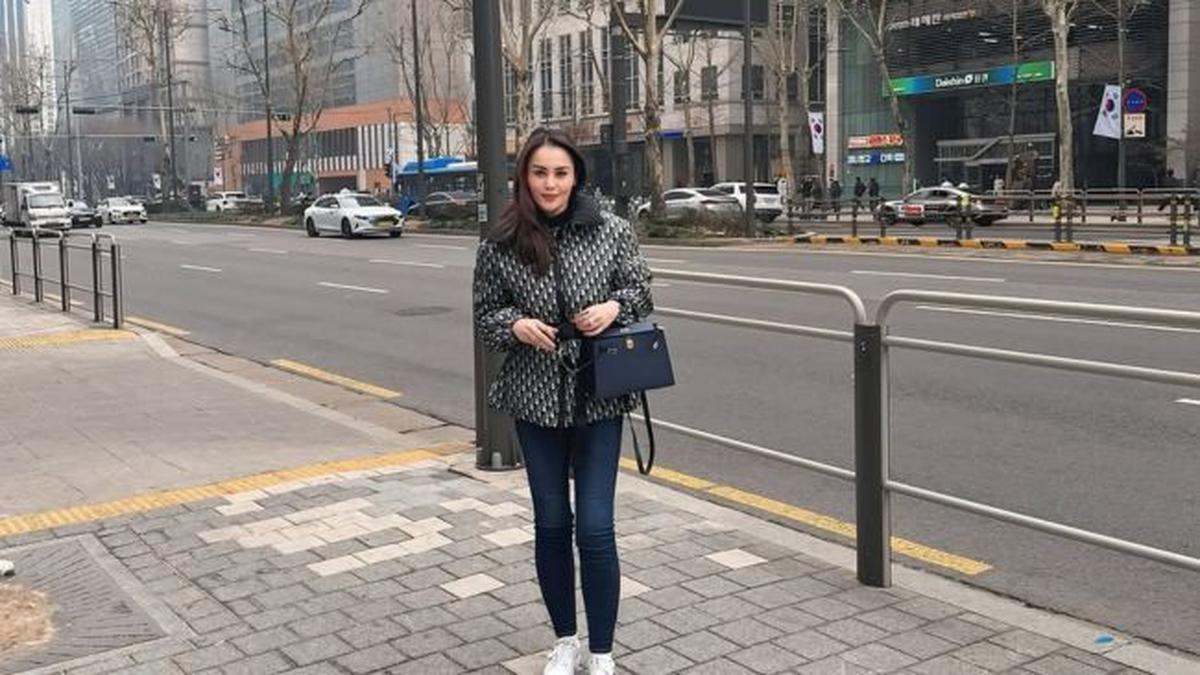6 Potret Cantik Jennifer Dunn saat Liburan di Korea Selatan, Outfit Kece Setiap Saat