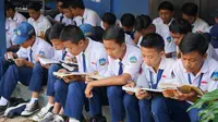 Nampak puluhan siswa peserta ujian nasional di Garut, tengah fokus mempelajari mata ajaran yang akan di ujikan hari ini (Liputan6.com/Jayadi Supriadin)