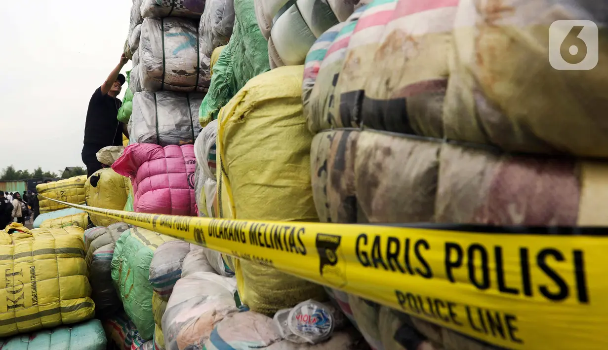 Larangan impor pakaian bekas impor diatur pemerintah dalam Peraturan Menteri Perdagangan (Permendag) nomor 51/M-DAG/PER/7/2015 tentang Larangan Impor Pakaian Bekas dan Permendag nomor 40 Tahun 2022 tentang Barang Dilarang Ekspor dan Barang Dilarang Impor. (Liputan6.com/Herman Zakharia)