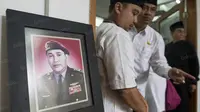 Suasana penghormatan terakhir kepada almarhum Maulwi Saelan di Masjid Al Azhar Syifa Budi, Jakarta, Selasa (11/10/2016). (Bola.com/Vitalis Yogi Trisna)