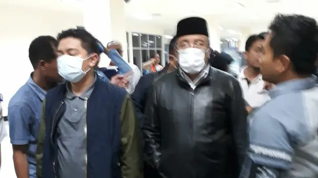 Wali Kota Kendari di Bandara Halu Oleo saat akan diterbangkan ke Jakarta