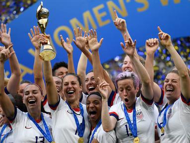 Para pemain Amerika Serikat merayakan gelar juara Piala Dunia Wanita 2019 usai mengalahkan Belanda pada laga final di Stadion Lyon, Lyon, Minggu (7/7). AS menang 2-0 atas Belanda. (AFP/Christophe Simon)