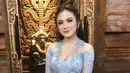 Mahalini pun tampil anggun dengan kebaya kutu baru warna soft biru dikombinasikan obi cokelat dan bros. Dengan kain lilit corak Bali sebagai bawahan. (@mahaliniraharja)