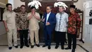 Ketua Umum Partai Gerindra Prabowo Subianto (ketiga kiri) memberi hormat saat berkunjung ke kediamanKetua MPR yang juga Ketua Umum PAN, Zulkifli Hasan, Jakarta, Senin (25/6). Pertemuan berlangsung tertutup. (Liputan6.com/Helmi Fithriansyah)