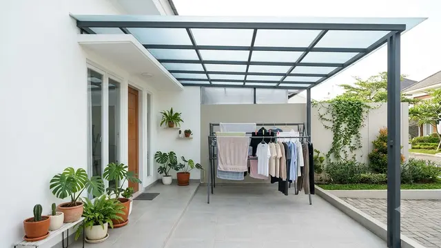Ide Jemuran Samping Rumah dengan Kanopi Polikarbonat yang Tetap Terang Sepanjang Hari. Gemini