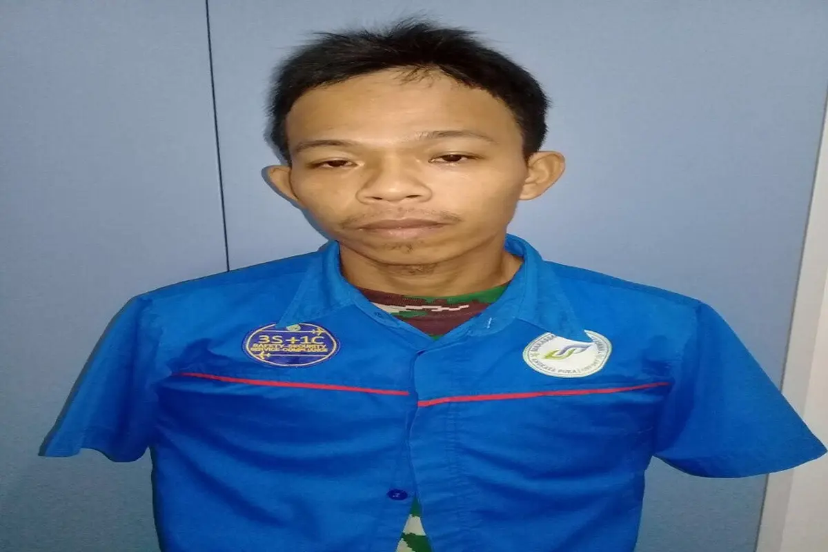 Pelaku utama garong di area pengiriman Kargo Bandara Internasional Sultan Hasanuddin Makassar, Asriadi saat diinterogasi di Posko Resmob Polda Sulsel (Liputan6.com/ Eka Hakim)