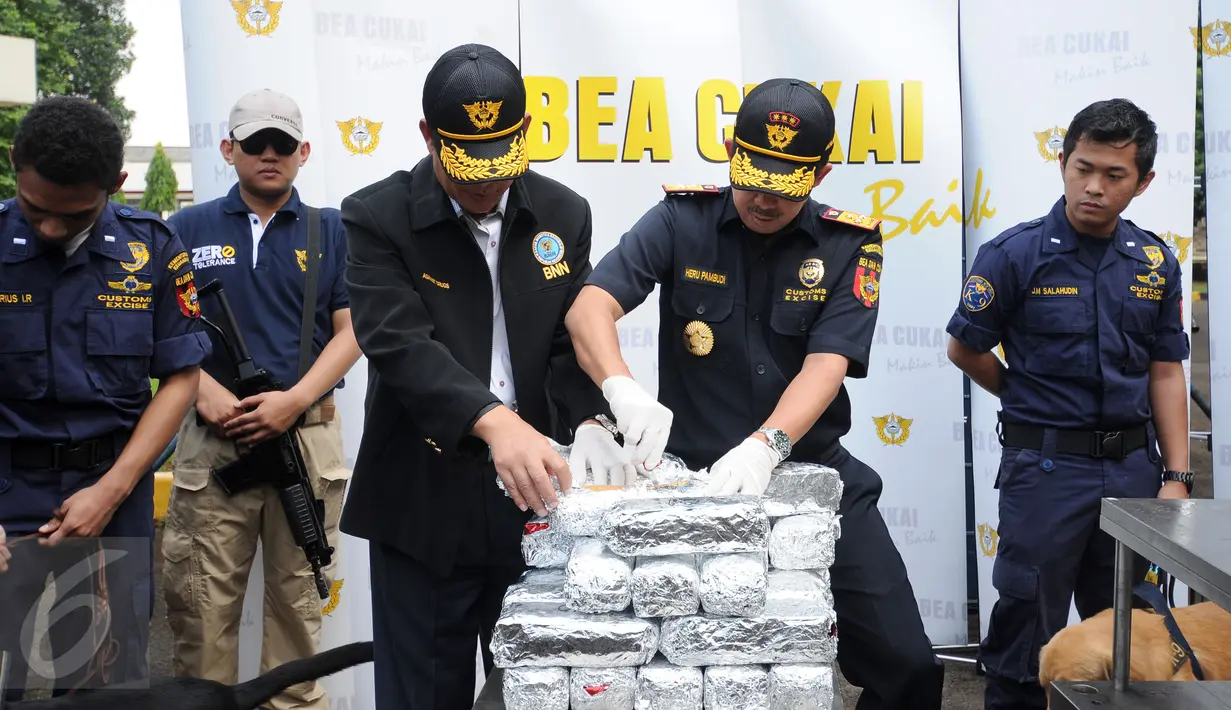 Deputi Pemberantasan BNN, Irjen Pol Arman Depari (tengah) bersama Dirjen Bea Cukai, Heru Pambudi menunjukkan barang bukti sabu di Jakarta, Kamis (23/6). Bea Cukai menyita 33 kg sabu dalam tiga moulding stainless. (Liputan6.com/Helmi Fithriansyah)