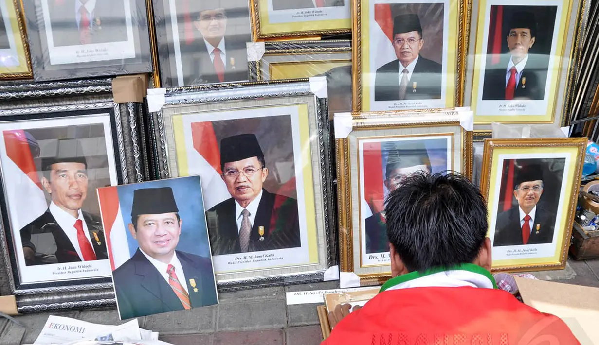 Harga foto resmi kenegaraan Presiden Joko Widodo atau Jokowi dan Wakil Presiden Jusuf Kalla mulai Rp 150 ribu hingga Rp 250 ribu sepasang di Pasar Baru, Jakarta, Sabtu (25/10/2014). (Liputan6.com/Miftahul Hayat)