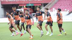 Para pemain Persija Jakarta tampak serius pada latihan resmi jelang pertandingan pekan ke-30 BRI Super League melawan Persis Solo yang bertempat di Stadion Utama Gelora Bung Karno (SUGBK) Jakarta pada Minggu (26/04/2026).