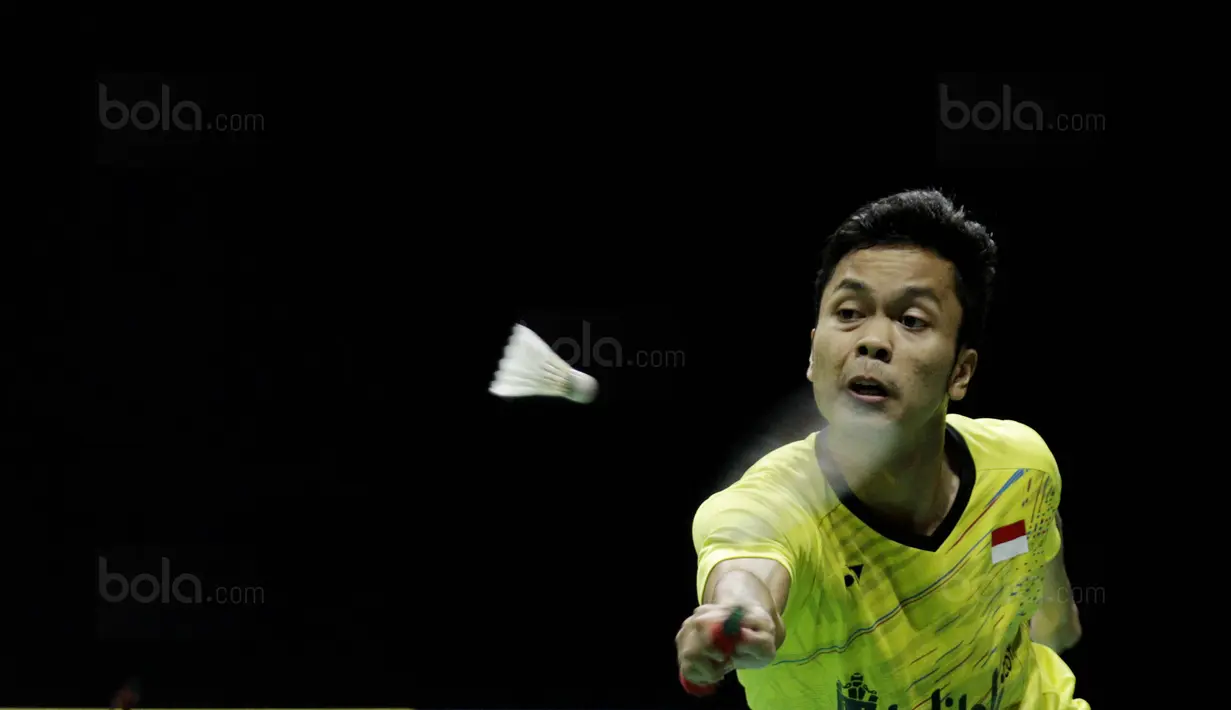 Tunggal putra Indonesia, Anthony Ginting, saat melawan wakil Jepang, Kazumasa Sakai, pada laga final Indonesia Masters 2018 di Istora Senayan, Minggu (28/1/2018). Anthony Ginting menang 21-13 dan 21-12. (Bola.com/M Iqbal Ichsan)