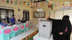 Warga menggunakan hak pilihnya pada pelaksanaan Pilkada Serentak 2018 di TPS 31 Mutiara Sentul, Bogor, Rabu (27/6). TPS ini didekorasi dengan konsep piala dunia untuk menarik minat pemilih agar hadir dalam pencoblosan. (Merdeka.com/Arie Basuki)