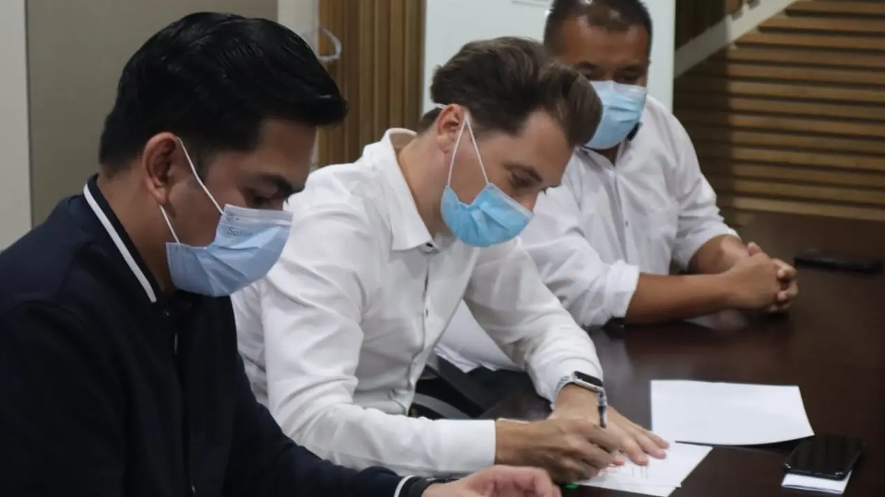 Perusahaan produsen pakan ternak asal Belanda, De Heus melalui bendera PT Universal Agri Bisnisindo berinvestasi senilai Rp 350 miliar di Kawasan Industri Pasuruan Industrial Estate Rembang (PIER). (Dian Kurniawan/Liputan6.com)