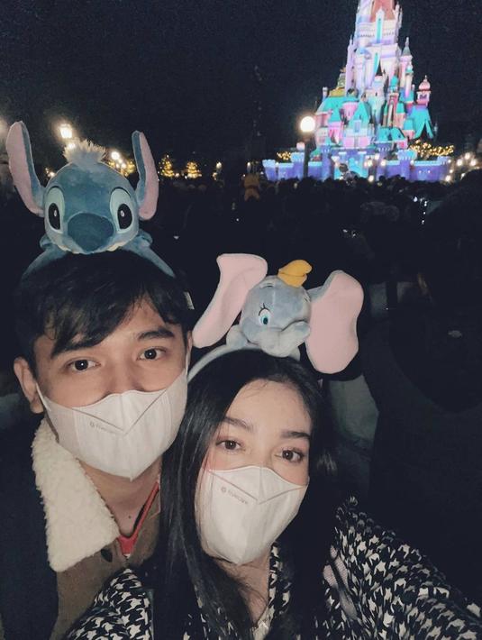 Tampil mesra bersama, Ranty Maria dan Rayn Wijaya pun kompak memakai bando dengan karakter gajah milik Disney yang bernama Jumbo. Penampilan keduanya pun tampil lucu saat memakai bando tersebut saat jalan-jalan di Disneyland. (Liputan6.com/IG/@rantymaria)