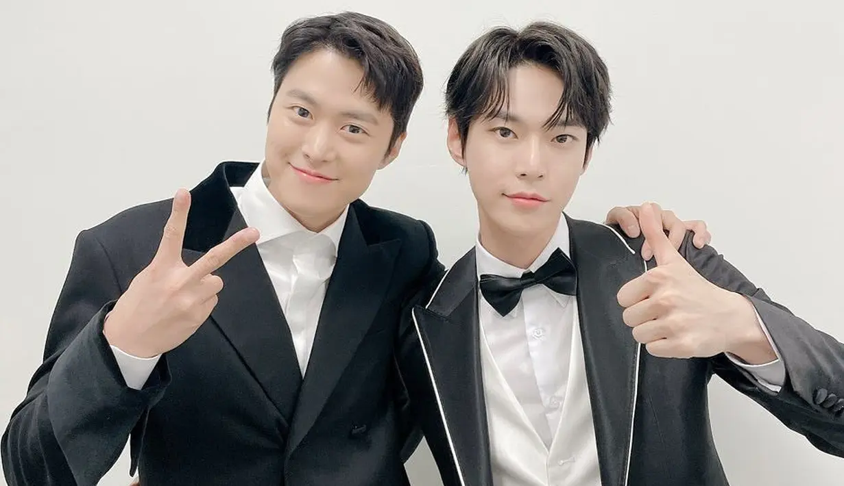 Doyoung NCT dan Gong Myung adalah kakak beradik populer yang memiliki jalan karier masing-masing. Saat bersama, dua orang ini pun terlihat begitu akrab dan sangat dekat. (Foto: KpopLovers)