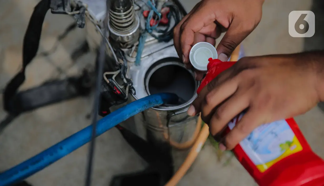 Warga bersiap melakukan penyemprotan cairan disinfektan di perumahan Cinere Green Valley, Tangerang Selatan, Banten, Kamis (26/3/2020). Penyemprotan disinfektan secara mandiri ini dilakukan untuk mengantisipasi penyebaran virus corona COVID-19 di lingkungan mereka. (Liputan6.com/Faizal Fanani)