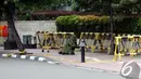 Petugas dari Tim Gegana melakukan pengecekan pada sebuah benda yang mencurigakan di Bundaran HI, Jakarta, Senin (5/1/2015). (Liputan6.com/Faizal Fanani)