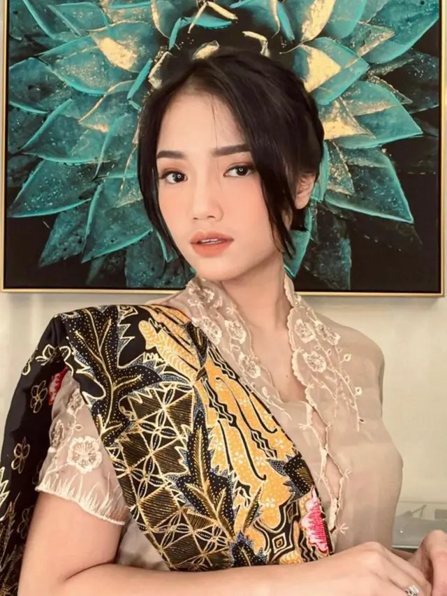 Adu Gaya Sarah Menzel dan Fuji Kenakan Kebaya di Acara Tedak Siten Ameena, Sama-sama Menawan