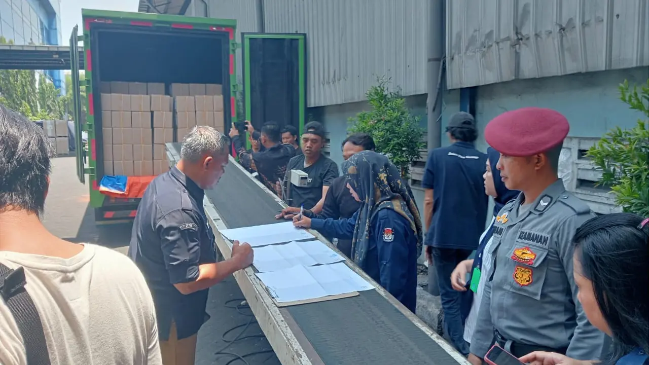 Proses pengiriman Kertas Suara Pilgub Jatim dari salah satu pabrik percetakan di Gersik menuju Banyuwangi (Istimewa)