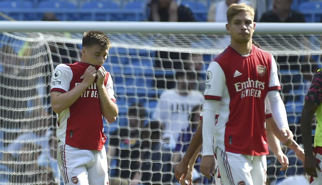 Barisan tengah yang dikomandoi oleh Emile Smith Rowe juga tak bisa berbuat banyak setelah Granit Xhaka diganjar kartu merah oleh Martin Atkinson. (Foto: AP/Rui Vieira)