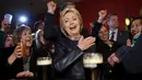 Kandidat calon presiden Amerika Serikat dari Demokrat, Hillary Clinton bercengkrama dengan rekan - rekannya di bar lokal, Youngstown , Ohio , (12/3). Acara ini dilakukan setelah berhentinya masa kampanye Hillary Clinton. (REUTERS / Carlos Barria)