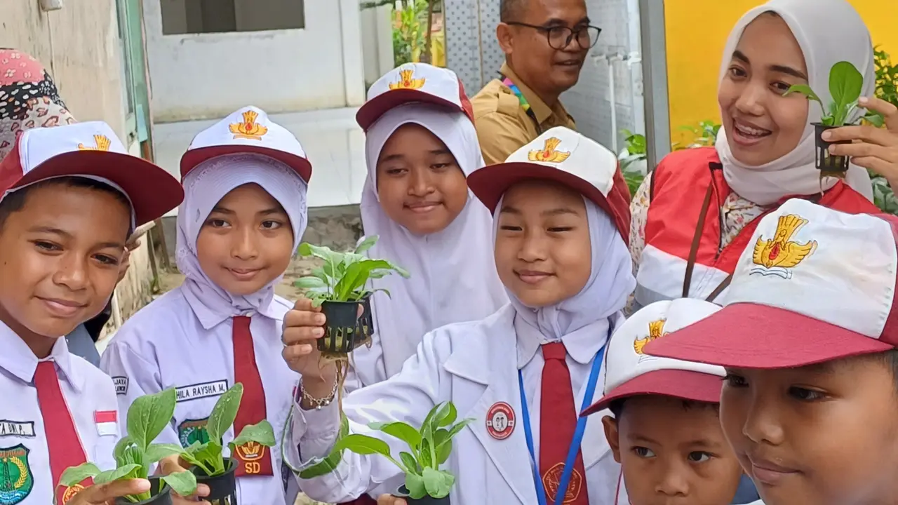 Program peduli lingkungan  SDN 2 Sukajaya di Kecamatan Bayung Lencir, Kabupaten Musi Banyuasin, Sumatera Selatan, mendapat dukungan dari PT Pertamina Hulu Energi (PHE) Jambi Merang. (Maulandy/Liputan6.com)