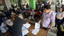 Warga antre saat mengurus SIM di Pelayanan SIM Keliling, Tangerang Selatan, Banten, Jumat (7/8/2020). Ditlantas Polda Metro Jaya memberi dispensasi bagi pemilik SIM yang masa berlakunya habis di masa pandemi COVID-19 bisa memperpanjang sampai akhir Agustus 2020. (merdeka.com/Dwi Narwoko)