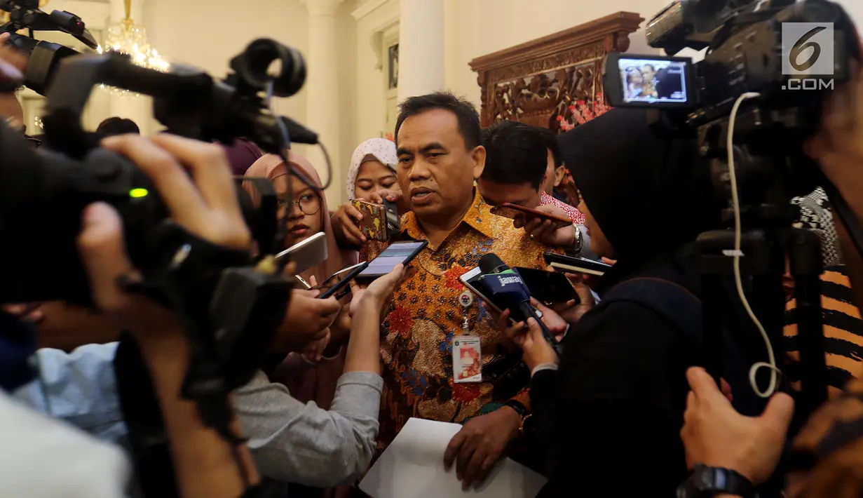 Pelaksana harian (Plh) Gubernur DKI Jakarta, Saefullah menjawab pertanyaan awak media seusai mengumumkan penetapan UMP DKI 2019 di Balai Kota Jakarta, Kamis (1/11). UMP DKI Jakarta 2019 ditetapkan sebesar Rp 3,94 juta. (Liputan6.com/Johan Tallo)