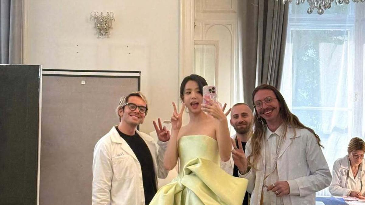 Di Balik Kesempurnaan Gaya Jisoo dengan Koleksi Dior Spring/ Summer 2026