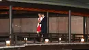 Perdana Menteri Inggris Theresa May berjalan bersama Perdana Menteri Jepang Shinzo Abe untuk acara makan malam di Kyoto, Jepang (30/8). Kedatangan PM Inggris itu untuk meredakan keresahan para pengusaha Jepang terkait Brexit. (Jumpei Teraguchi/Pool)
