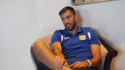 Bek Persib Bandung, Vladimir Vujovic duduk-duduk di hotel jelang laga final Piala Presiden di Stadion Utama Gelora Bung Karno. (Bola.com/Vitalis Yogi Trisna)