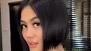 Tak hanya model rambut, Agnez Mo juga mewarnai rambutnya menjadi gelap yaitu hitam. Membuat wajahnya tampak begitu fresh dan awet muda. [@kierelippens]