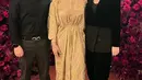 Adik Kris Dayanti, Kartika Sary tampil dengan gaya office look serba hitam dari atasan outer siluet blazer velvet crop dipadukan inner dengan aksen kancing bawah dan celana panjangnya. [@kartikasary]