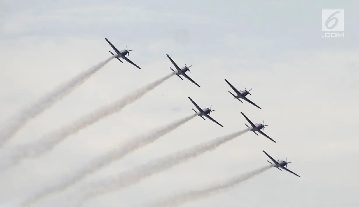Enam pesawat enggota tim aerobatik Jupiter bermanuver saat memeriahkan puncak perayaan HUT ke-72 TNI AU di Lanud Halim Perdanakusuma, Jakarta, Senin (9/4). (Merdeka.com/Iqbal Nugroho)