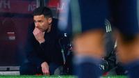 Pelatih Real Madrid, Xabi Alonso, tampak kecewa setelah anak asuhnya bermain imbang 1-1 ketika menghadapi tuan rumah Girona pada laga lanjutan La Liga 2025/2026 di Montilivi, Senin (1/12/2025) dini hari WIB. (AP Photo/Joan Monfort)