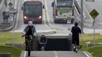 Sejumlah Pengendara sepeda melintasi jalur yang telah disediakan selama "No Car Day" di Bogota, Kolombia (4/2/2016). Selama " No Car Day" Jalur ini juga dapat dilalui para pengguna sepatu roda dan skateboard. (REUTERS/John Vizcaino)