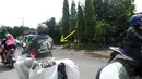 Menambah kantung barang di jok belakang seperti penjual koran keliling pun sudah cukup untuk membawa barang-barang. (Source: cicakkreatip.com)