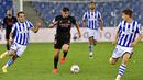 Pemain Real Madrid, Federico Valverde, menggiring bola saat melawan Real Sociedad pada laga Liga Spanyol di Stadion Anoeta, Minggu (20/9/2020). Kedua tim bermain imbang 0-0. (AP/Alvaro Barrientos)