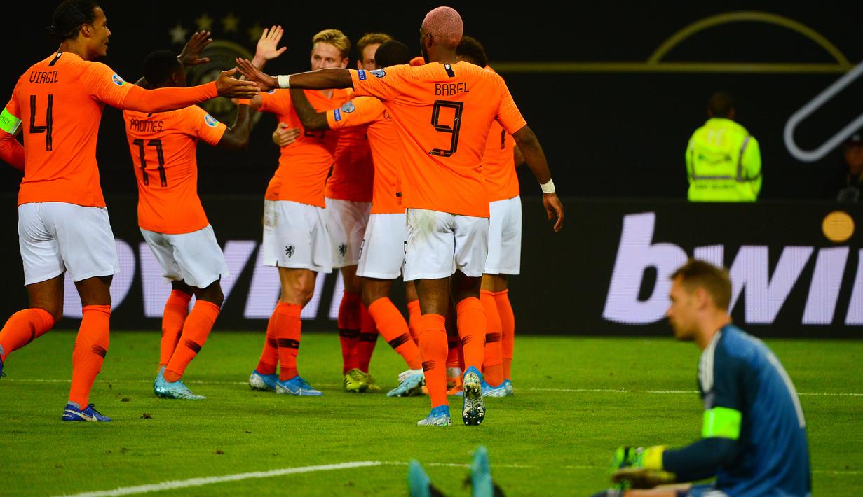 Para pemain Belanda merayakan gol yang dicetak Georginio Wijnaldum ke gawang Jerman pada laga Kualifikasi Piala Dunia 2022 di Hamburg, Jumat (6/9). Jerman kalah 2-4 dari Belanda. (AFP/Patrik Stollarz)