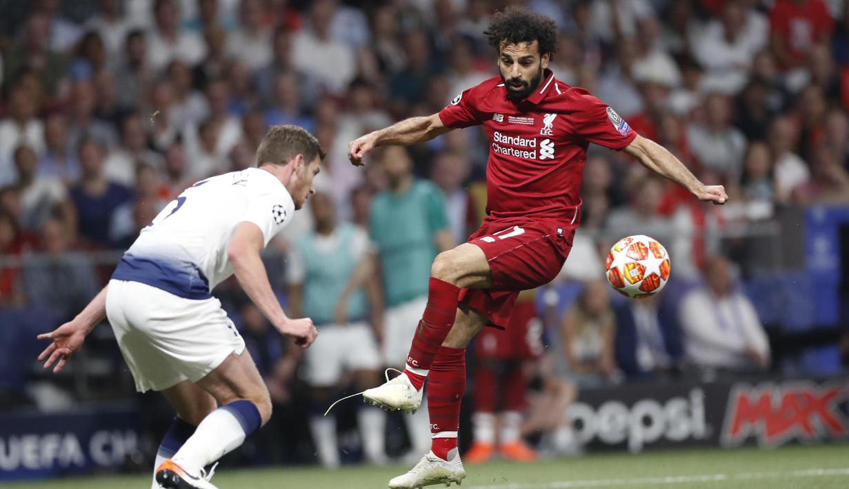 Penyerang Liverpool, Mohamed Salah, mengontrol bola saat melawan Tottenham Hotspur pada laga Liga Champions 2019 di Stadion Wanda Metropolitano, Madrid, Minggu (2/6). Liverpool menang 2-0 atas Tottenham Hotspur. (AP/Bernat Armangue)