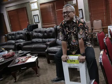 Ketua KPU Arief Budiman menduduki kotak suara Pemilu 2019 saat mencoba kekuatannya di kantor KPU, Jakarta, Kamis (16/11). KPU melalui rapat pleno telah memutuskan kotak suara karton kedap air yang digunakan pada Pemilu 2019. (Liputan6.com/Faizal Fanani)