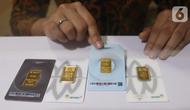 Pegawai menunjukkan emas batangan 24 karat di gerai Galeri 24, kawasan Kebayoran Baru, Jakarta, Kamis (5/8/2021). Harga emas yang dijual PT Aneka Tambang Tbk dijual lebih murah Rp 2.000 per gram pada hari ini ke posisi Rp 941 ribu per gram. (Liputan6.com/Angga Yuniar)