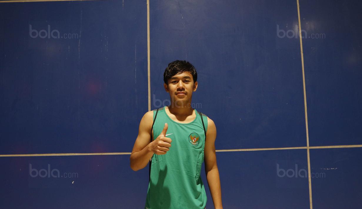 Bintang Timnas U-19, Muhammad Luthfi, berpose usai mengikuti sesi latihan bersama Timnas U-23 di Stadion Wibawa Mukti, Cikarang, Selasa (14/11/2017). Timnas Indonesia U-23 akan bertanding melawan Suriah U-23.  (Bola.com/M Iqbal Ichsan)