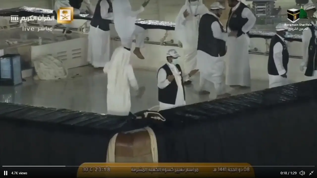 Kota Mekah diguyur hujan saat kiswah Ka'bah diganti. (Twitter Haramain Sharifain @hsharifain)