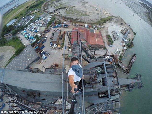 Dearing berfoto selfie di atas ketinggian ratusan meter | Photo: Copyright dailymail.co.uk