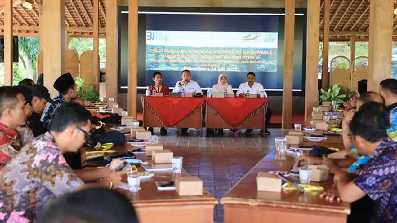 CEO PTPN V Jatmiko Santosa (dua dari kiri) memberikan pemahaman kepada puluhan petani mitra tentang pentingnya sertifikasi ISPO.