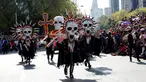 Peserta mengenakan kostum unik saat berpartisipasi dalam parade "Day of the Dead" di Mexico City, Meksiko, Sabtu, (29/10). Festival Kematian merupakan tradisi masyarakat Meksiko yang sudah dilakukan ratusan tahun lalu. (REUTERS / Carlos Jasso)