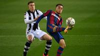 Pemain Barcelona, Sergino Dest, mengontrol bola saat melawan Levante pada laga Liga Spanyol di Stadion Camp Nou, Senin (14/12/2020). Barcelona menang dengan skor 1-0. (AFP/Lluis Gene)