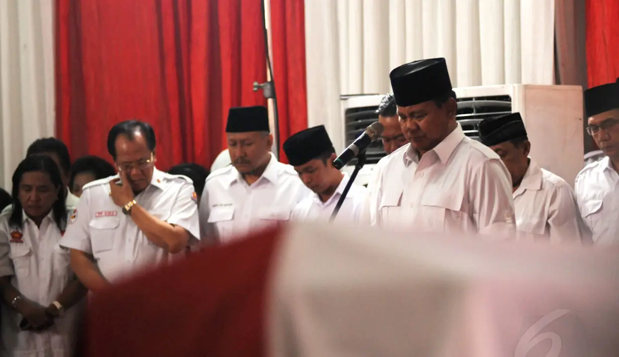 Ketua Dewan Pembina Partai Gerindra, Prabowo Subianto (kanan), memimpin upacara pelepasan jenazah Alm Suhardi di kantor DPP Partai Gerindra, Jakarta, (29/8/2014). (Liputan6.com/Helmi Fithriansyah)