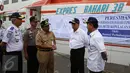 Menteri Perhubungan Budi Karya Sumadi (kedua kanan) berbincang dengan Plt Gubernur DKI Jakarta, Sumarsono saat peresmian Kapal Baru KM Express Bahari 38 milik PT Pelni di Sunda Kelapa, Jakarta, Selasa (10/1). (Liputan6.com/Johan Tallo)